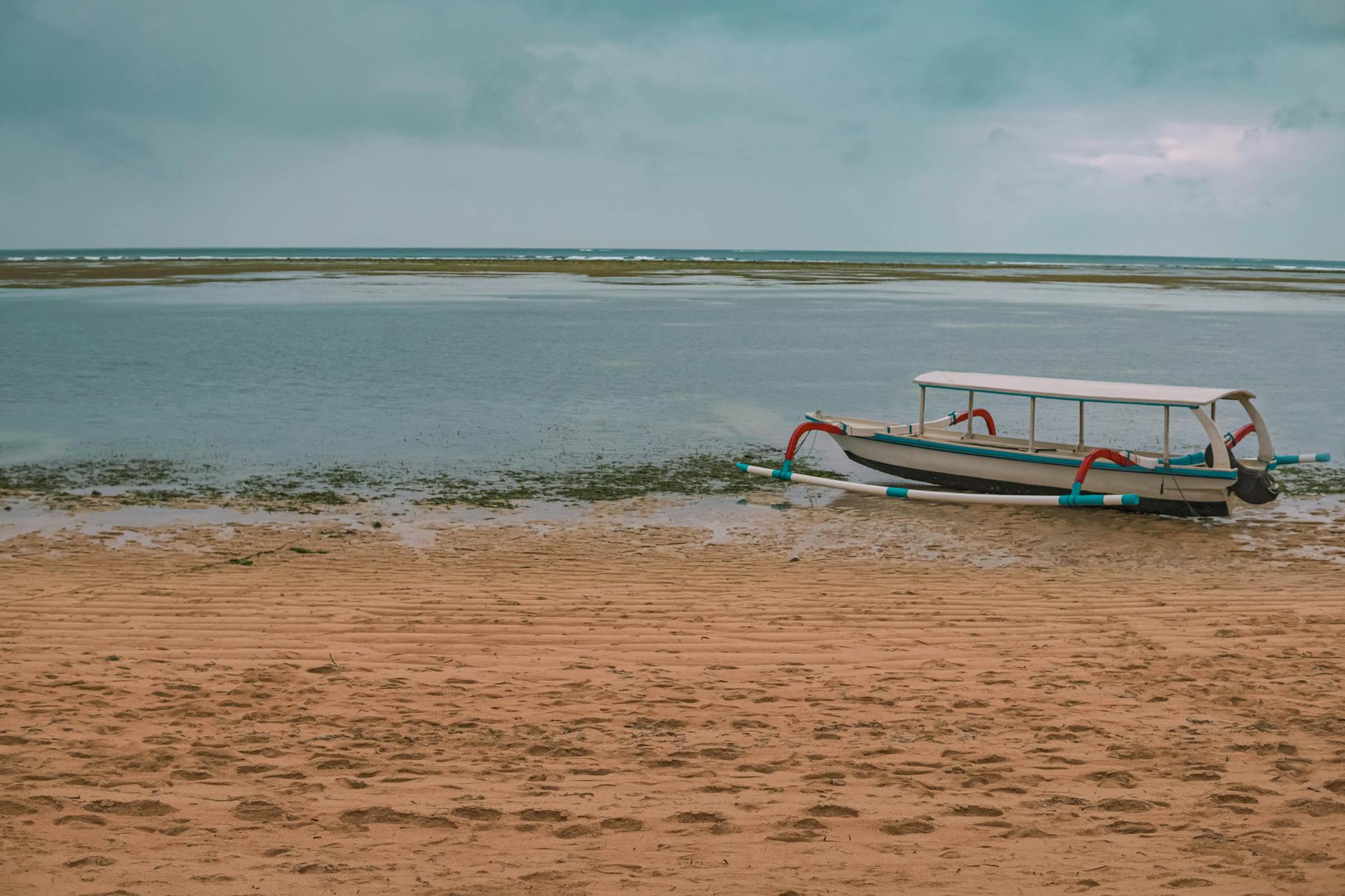 Pantai Indramayu berpasir putih, air jernih, dan panorama matahari terbenam yang menakjubkan