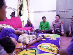 Jenguk Korban Penganiayaan di Rambatan, Kapolres Indramayu Berikan Dukungan Moral