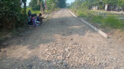 Akses Penghubung Dua Desa Diperbaiki, Proyek Cor Beton Jalan Segeran – Juntiweden Disambut Warga Blok Porod