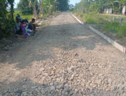 Akses Penghubung Dua Desa Diperbaiki, Proyek Cor Beton Jalan Segeran – Juntiweden Disambut Warga Blok Porod