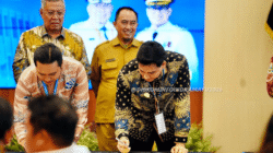 Bupati Lucky Hakim sedang menandatangani PKS Replikasi Sistem Peta Pajak