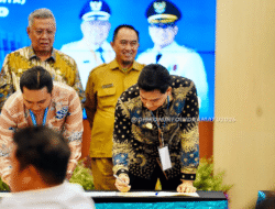 Bupati Lucky Hakim sedang menandatangani PKS Replikasi Sistem Peta Pajak