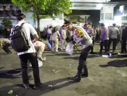 Aksi Simpatik AKBP Prianggo Bersihkan Sisa Sampah Demo Mahasiswa di DPRD Indramayu